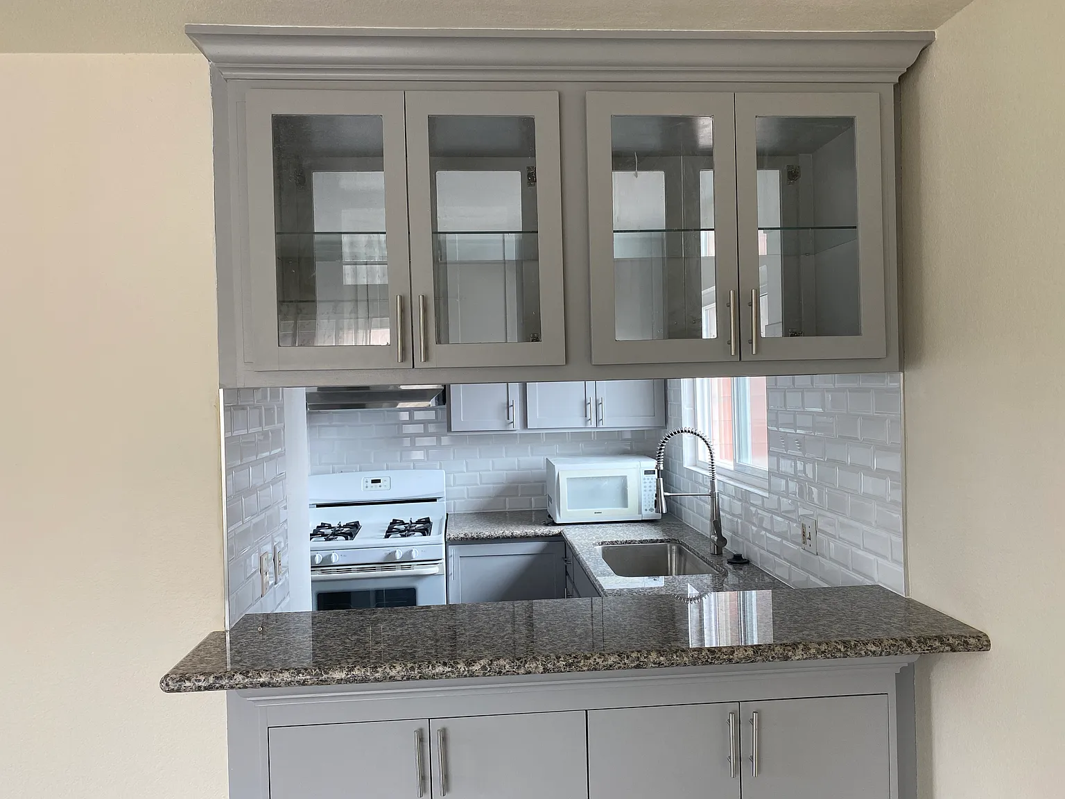 3 bed, 1.5 bath, 1300 sqft, $3,000 — Photo 3