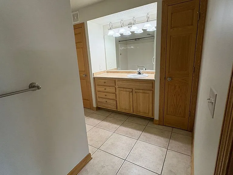 Shelly Rose Apartments — Photo 17