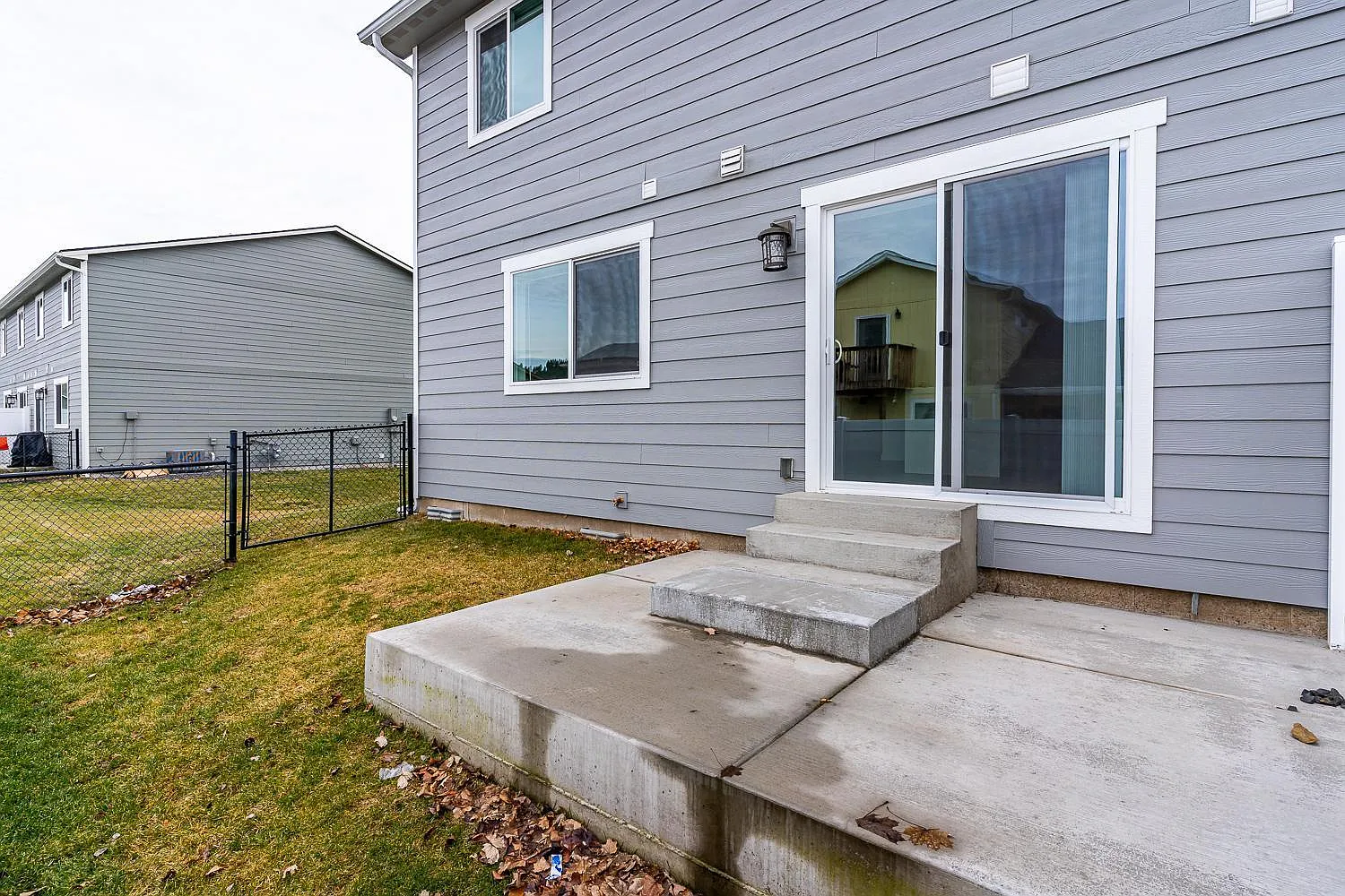 4 bed, 2.5 bath, 1800 sqft, $2,400 — Photo 2