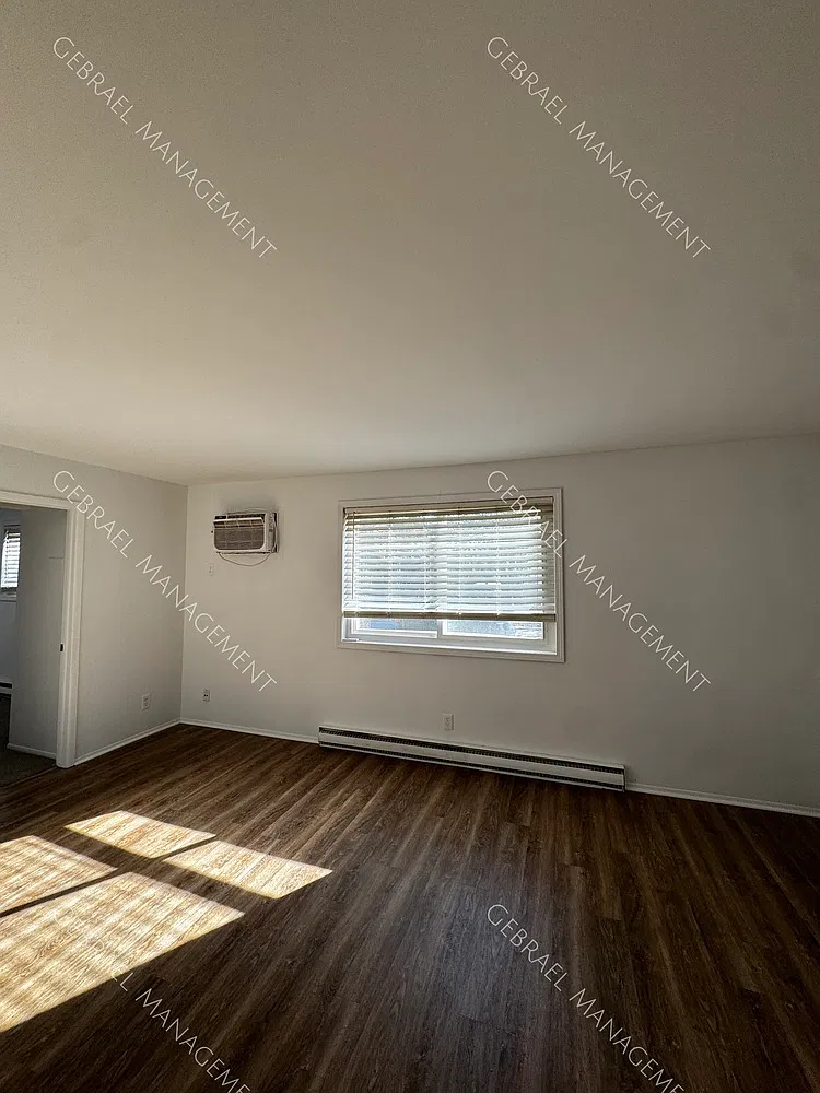815 E Maple St — Photo 2