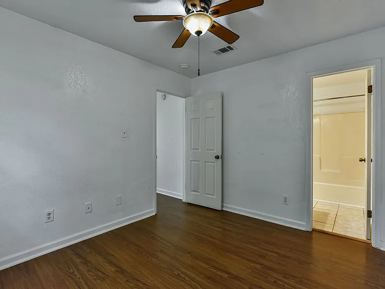 1128 Royal Crest Dr — Photo 20