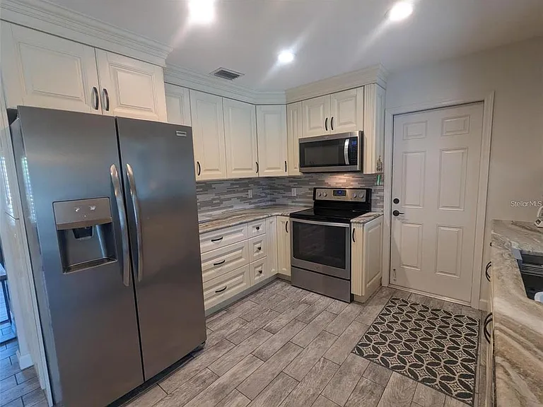 3070 Gulf Gate Dr — Photo 5