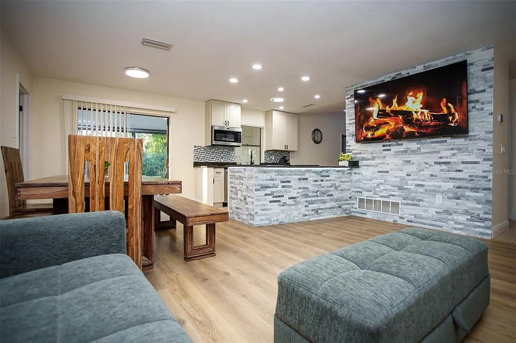 3 bed, 2.0 bath, 1307 sqft, $2,900 — Photo 2