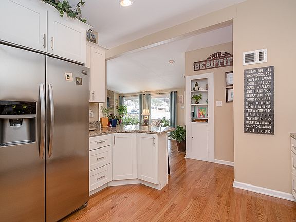 3rd image of 1022 Forest Ave