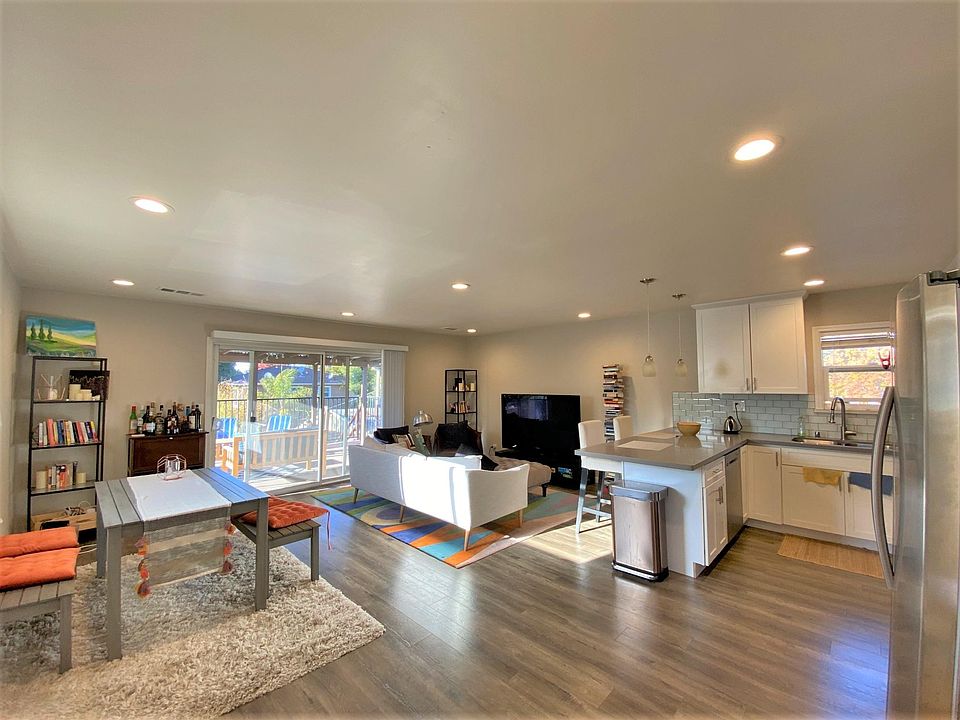 1st image of 245 Chiquita Ave #5