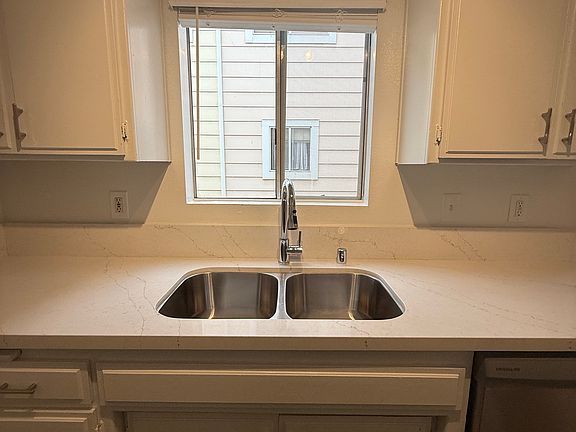 5th image of 5439 Whitsett Ave #18