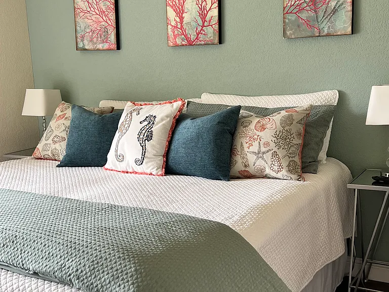 2nd bedroom with comfortable eastern large kingsize bed.