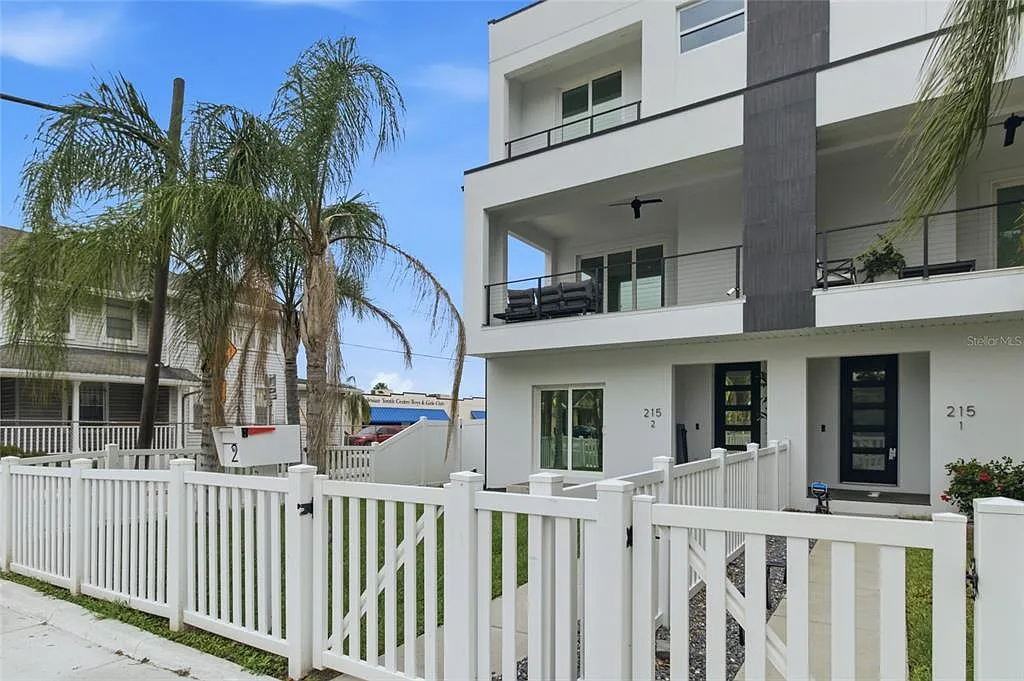 3 bed, 3.5 bath, 2228 sqft, $5,500 — Photo 2