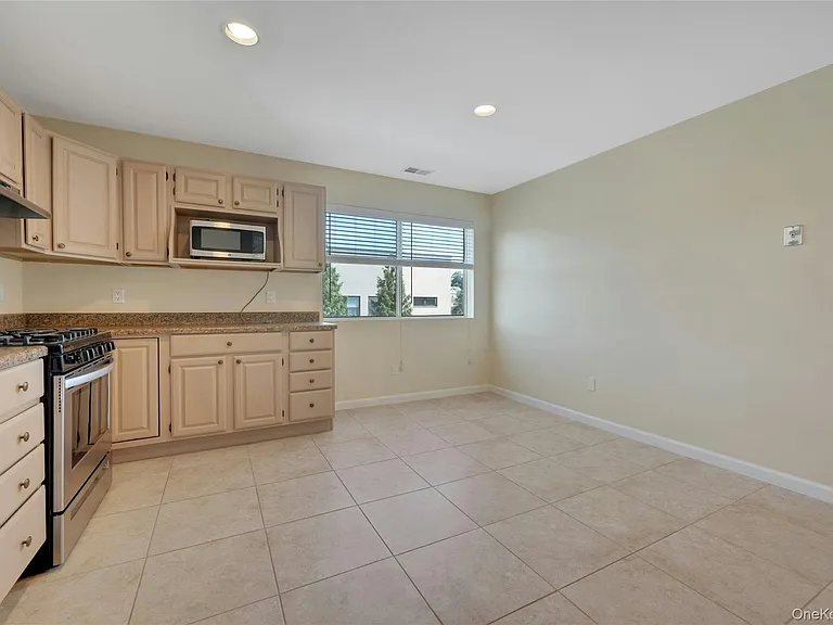19 Edison Pl #2 — Photo 9