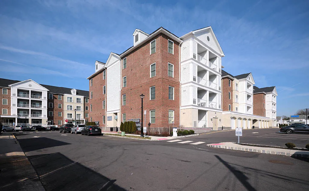 Pearl Pointe Apartments — Photo 1