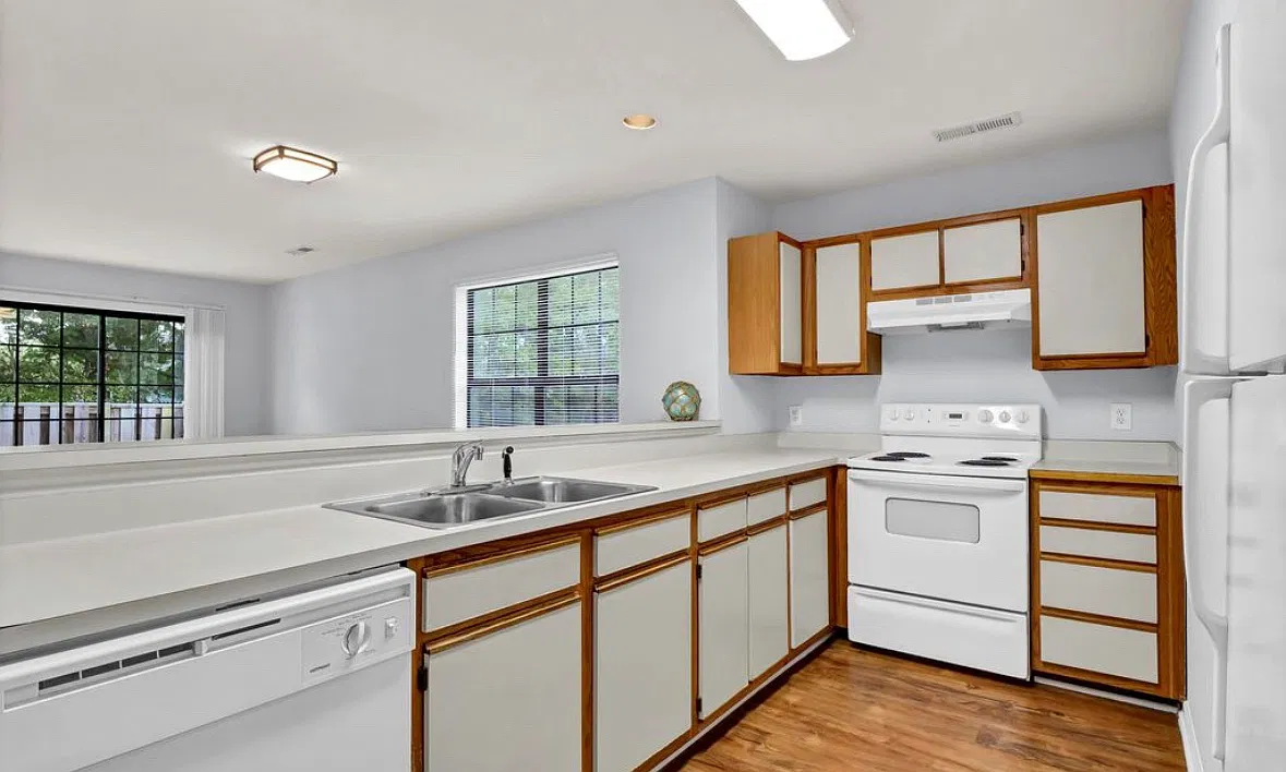 3 bed, 1221 sqft, $2,200 — Photo 2