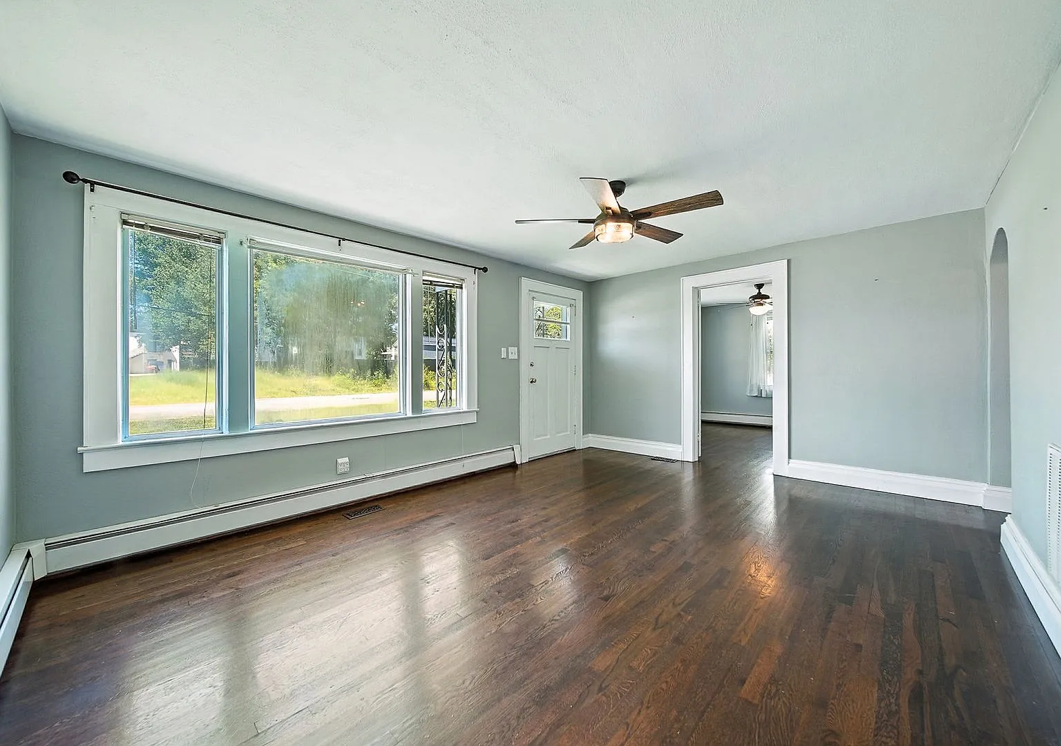 Charming 3 bed /2 bath Bungalow on Spacious Corner Lot — Photo 3