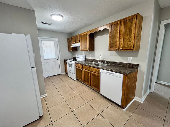 2nd image of 35 Carlton Pl #33