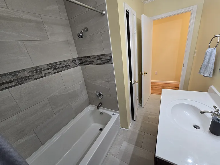 242 W Castle Dr — Photo 17