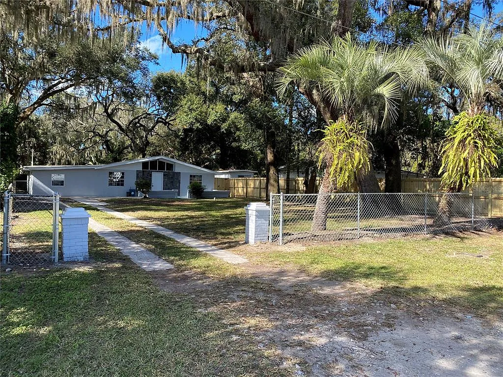 4 bed, 2.0 bath, 1840 sqft, $2,400 — Photo 2