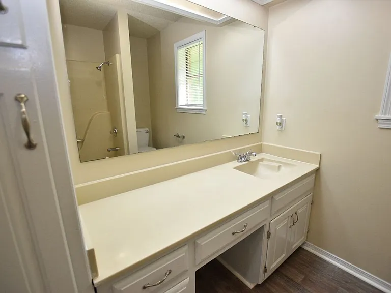 124 Carpenter Ct — Photo 6