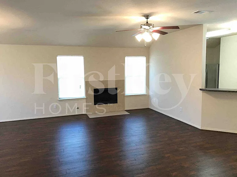 1218 Jewell Ln — Photo 2