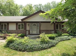 609 Fox Knoll Dr, Waterford, WI