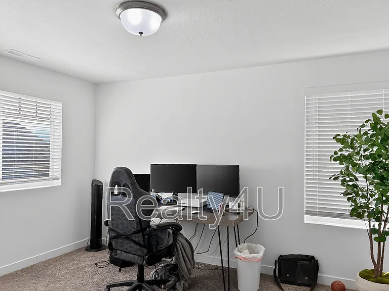 138 E Crown Point Dr — Photo 12