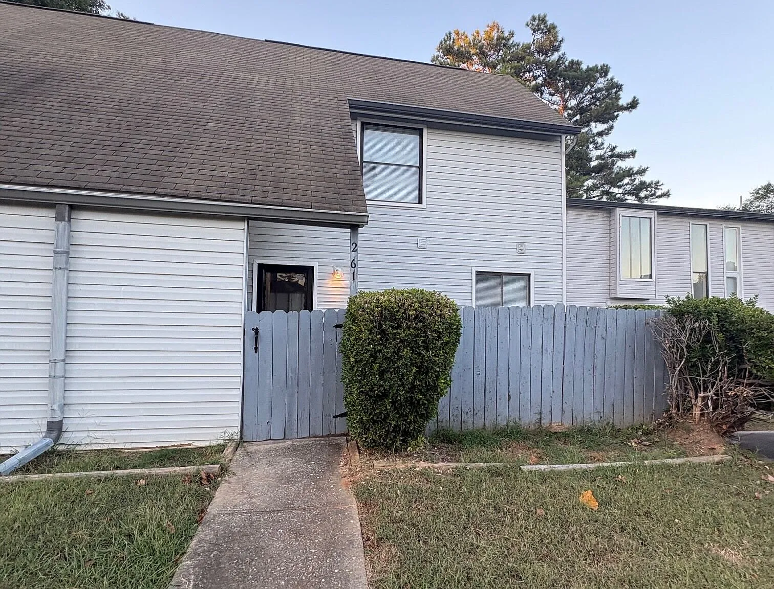 3 bed, 2.5 bath, 1392 sqft, $1,300 — Photo 2