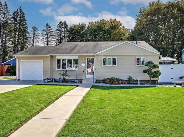 100 Aurora Dr, Warwick, RI 02889