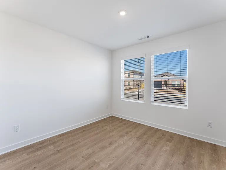 103 S Maroon Ave — Photo 9