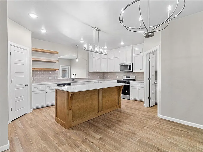 528 Hackberry Ln — Photo 5