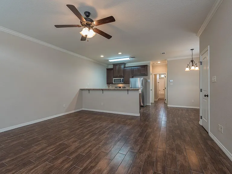 300 Live Oak St — Photo 4
