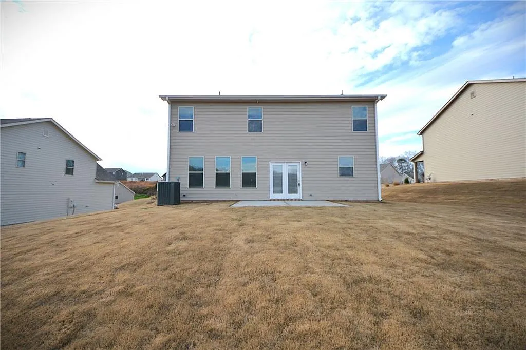 5 bed, 3.5 bath, 2562 sqft, $2,550 — Photo 4