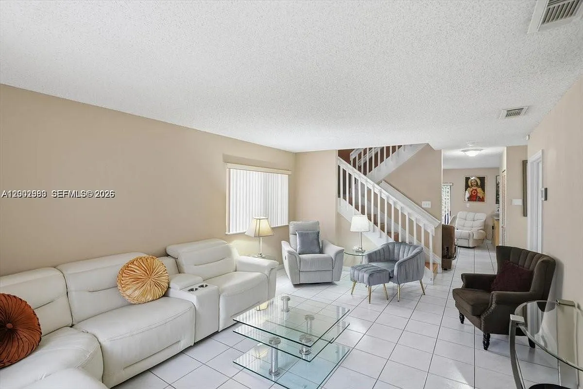 4 bed, 1731 sqft, $3,850 — Photo 2