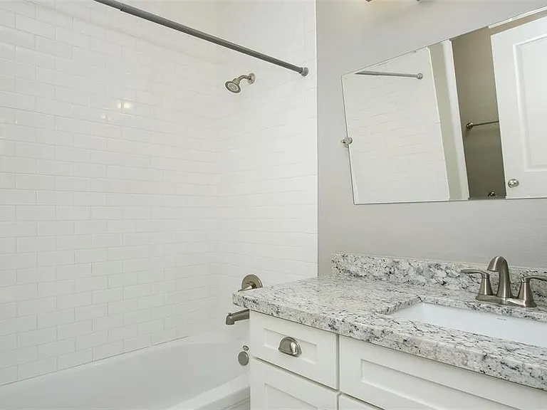 2529 Calumet St — Photo 19
