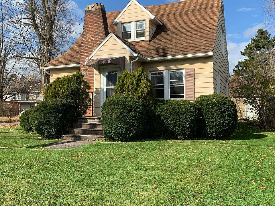 Cozy cape cod on a corner lot on private cul de sac