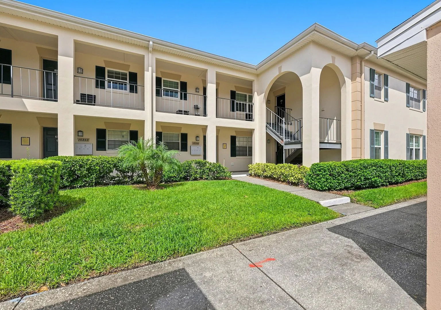 Beautiful 2-Bedroom Carrollwood Condo with Pond Views — Photo 1