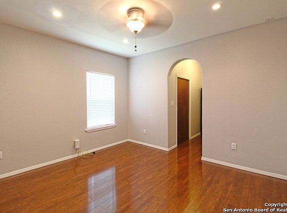 5th image of 728 E Myrtle St