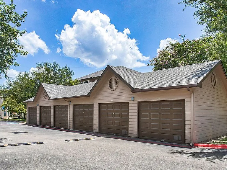Nestled in a serene setting with beautiful views, Mission Oak apartment provides a peaceful retreat that feels worlds away while being conveniently located near shopping, dining, and major employers.