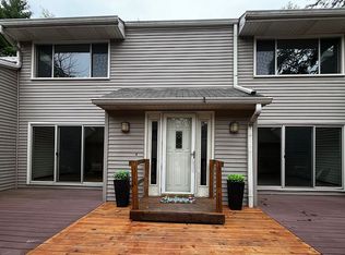 77 Country Pl, Springfield, IL 62703