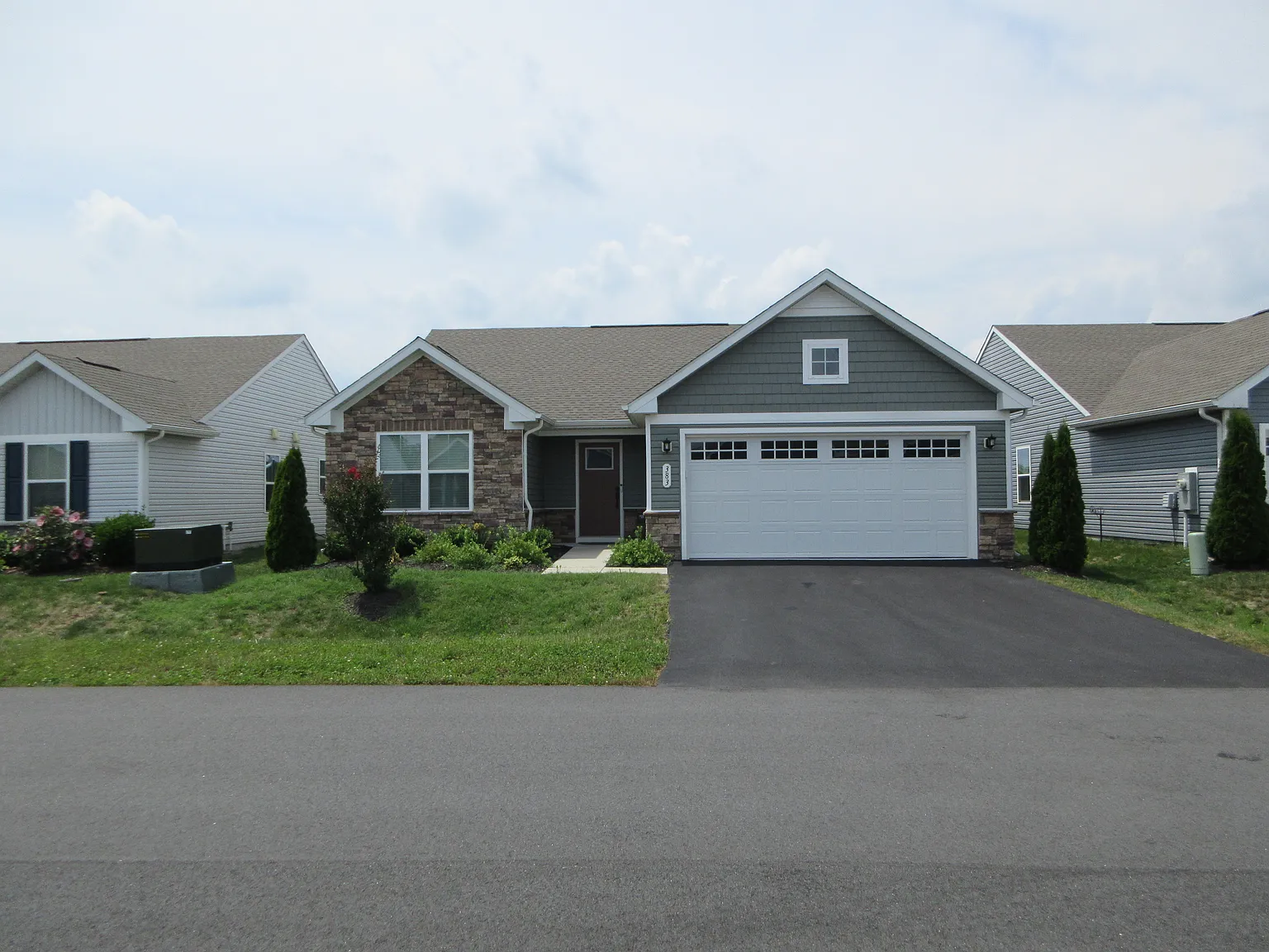 3 bed, 1425 sqft, $2,400 — Photo 2