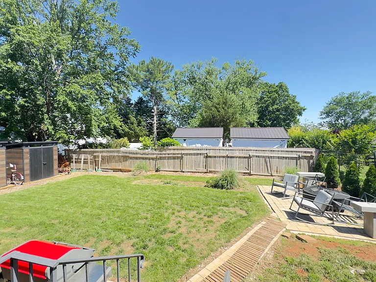1104 Locust Ave — Photo 17