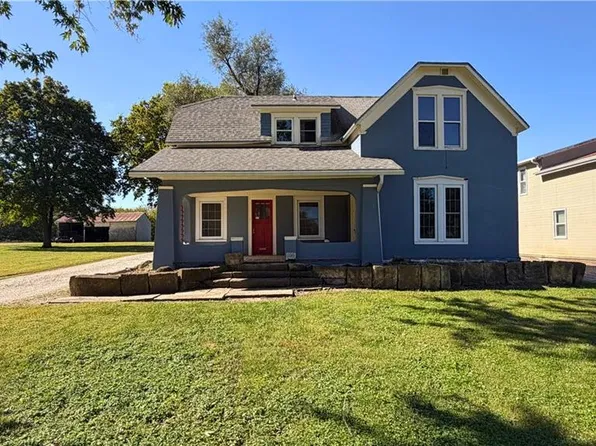 202 N 12th St, Hiawatha, KS 66434
