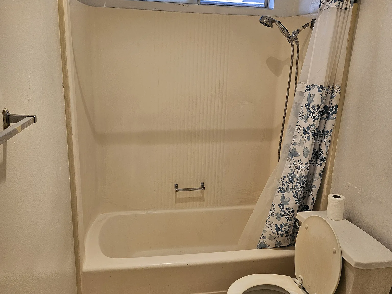 1042 W Pine St — Photo 3