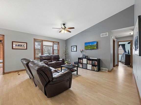 3rd image of 512 Aspen Ct W