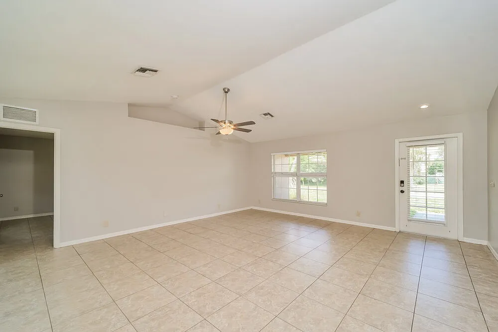 3 bed, 2.0 bath, 1574 sqft, $2,430 — Photo 4