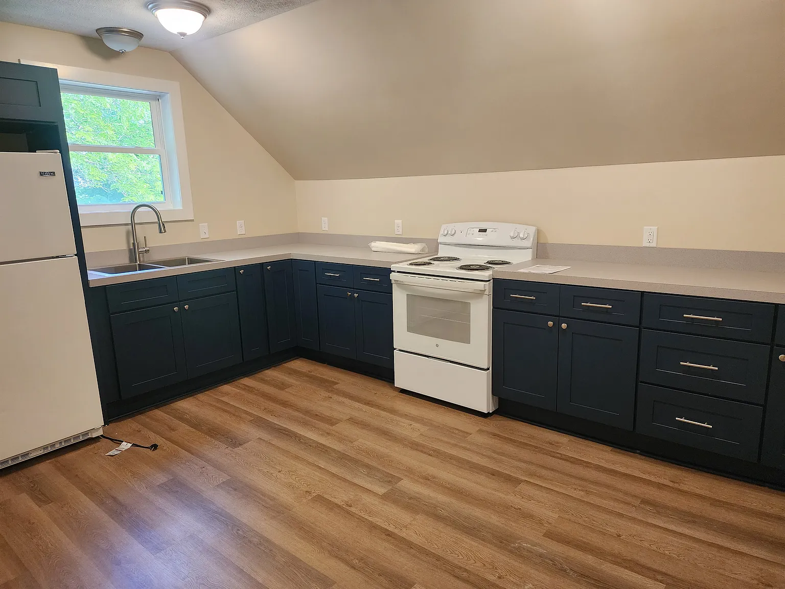 2 bed, 1000 sqft, $1,350 — Photo 2