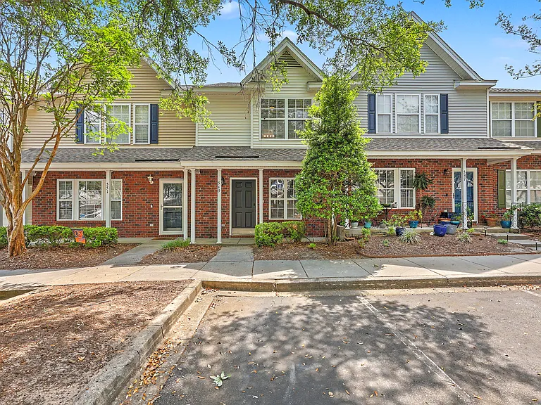 549 Tayrn Dr — Photo 2