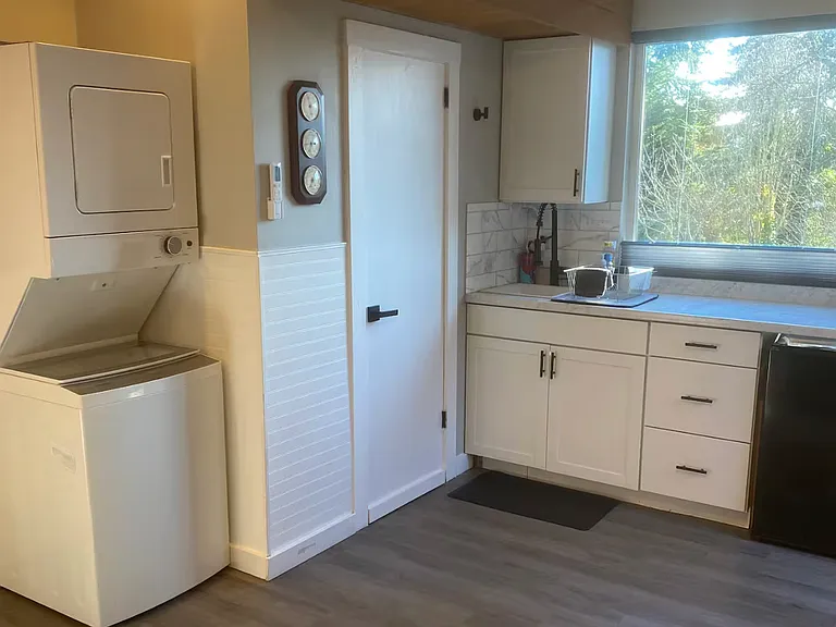 2809 Alderwood Ave #B — Photo 6