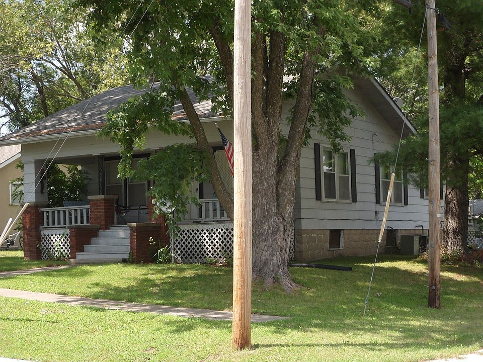 2nd image of 821 E 2nd St