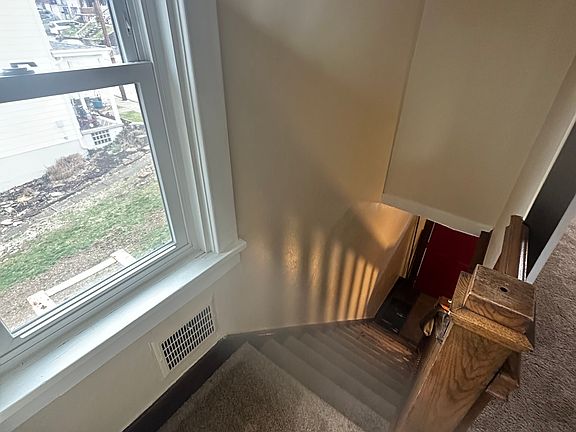 5th image of 204 E Woodford Ave