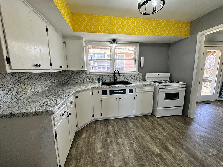 400 W Madison St — Photo 3