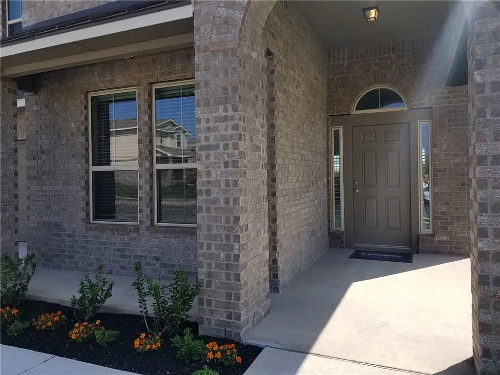 4 bed, 2.5 bath, 2486 sqft, $2,300 — Photo 2