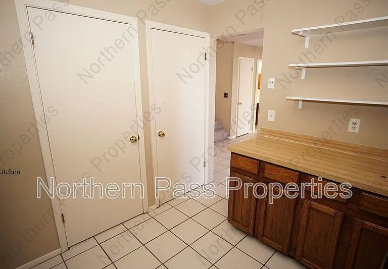 637 Woodcrest Ln — Photo 8